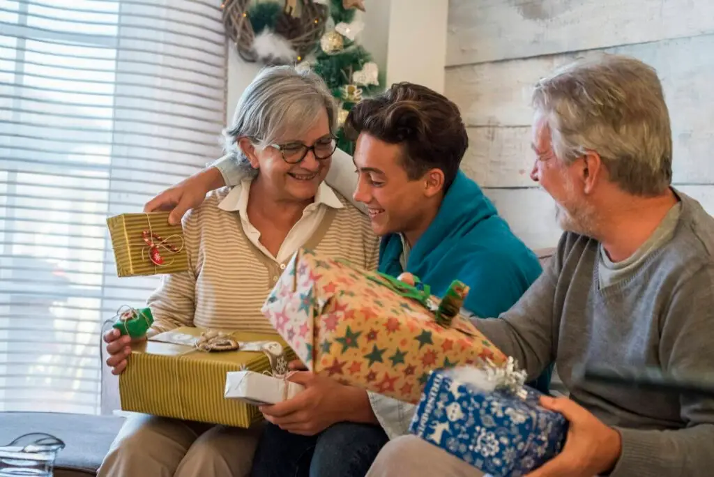 Glückliche Familie an Weihnachten, die sich beschenkt, besonderes Weihnachtsgeschenk, Erlebnis verschenken, Urlaub auf dem Hausboot verschenken