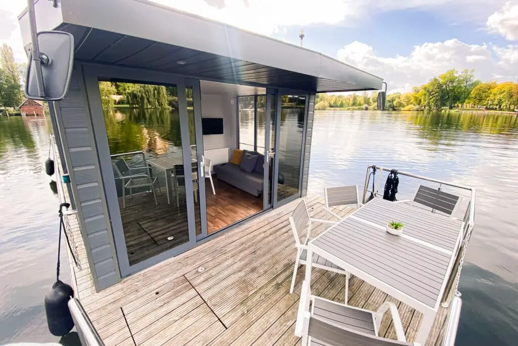 Große Terrasse auf einem Hausboot mit Sitzgruppe für vier Personen, Hannah Hausboot mieten Schwerin