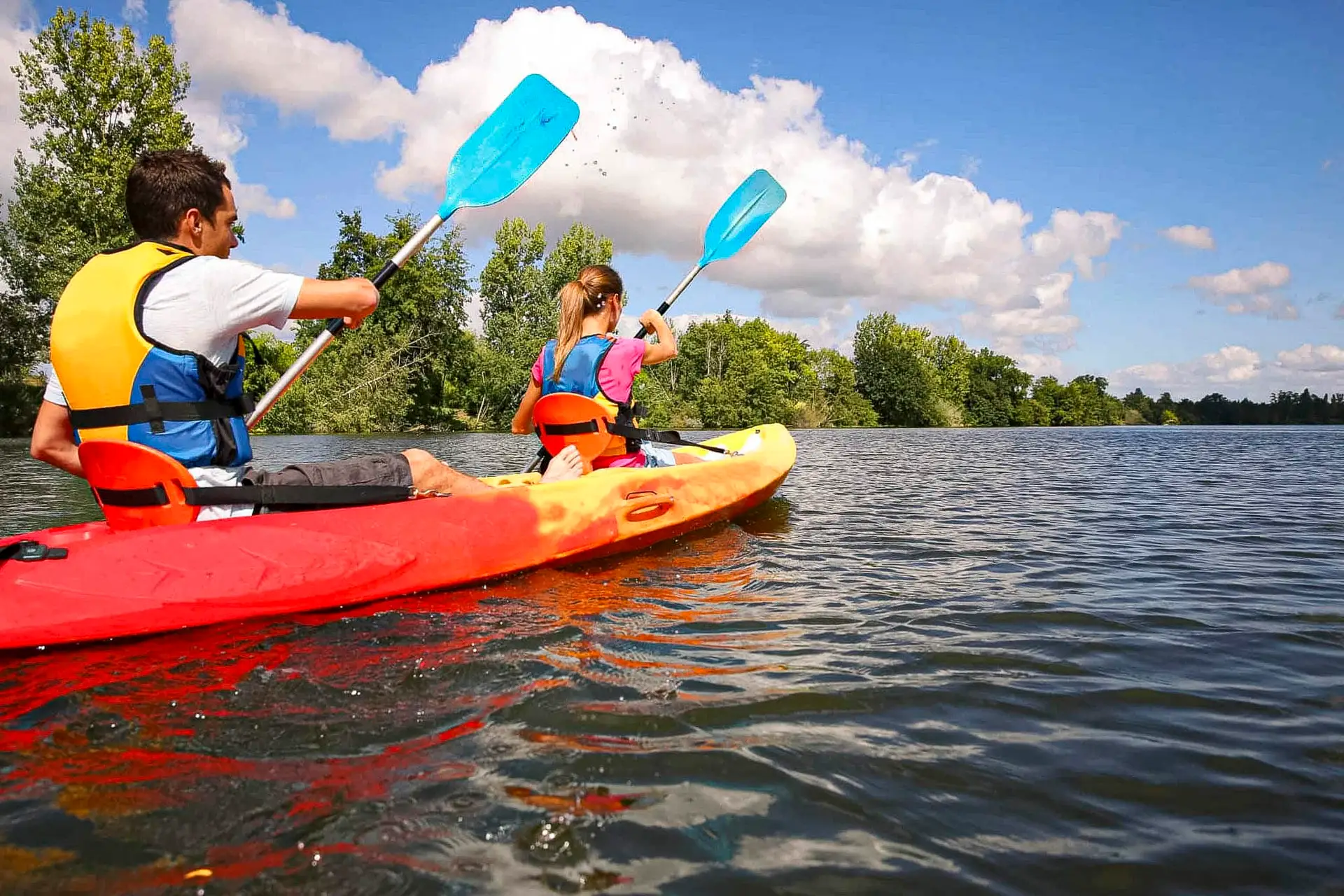 Zwei Menschen fahren im Doppelkajak auf dem Wasser, Kajak fahren Schwerin