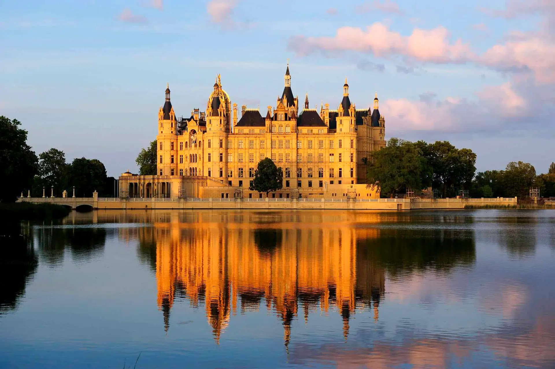 Schwerin Schloss in Schwerin wird von der Sonne bestrahlt und spiegelt sich im Wasser
